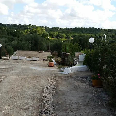 Trullo Tre Coni Feriehus *